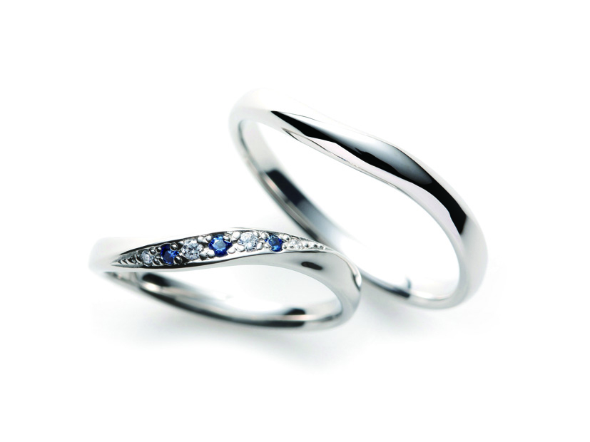 サファイアの結婚指輪は質のいい青色で上品な装い